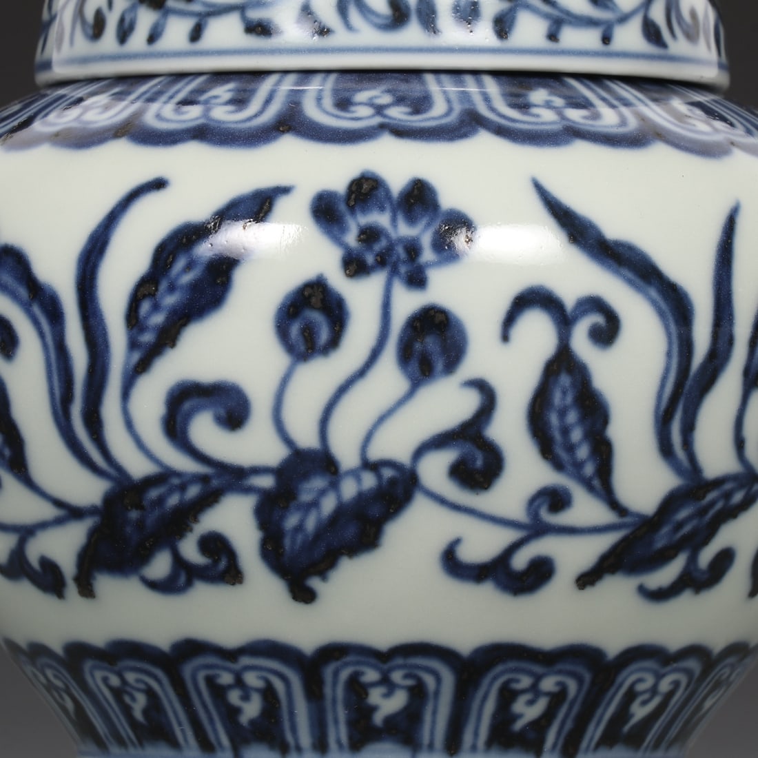 An Exquisite Blue and White Lotus Pattern Jar - 4