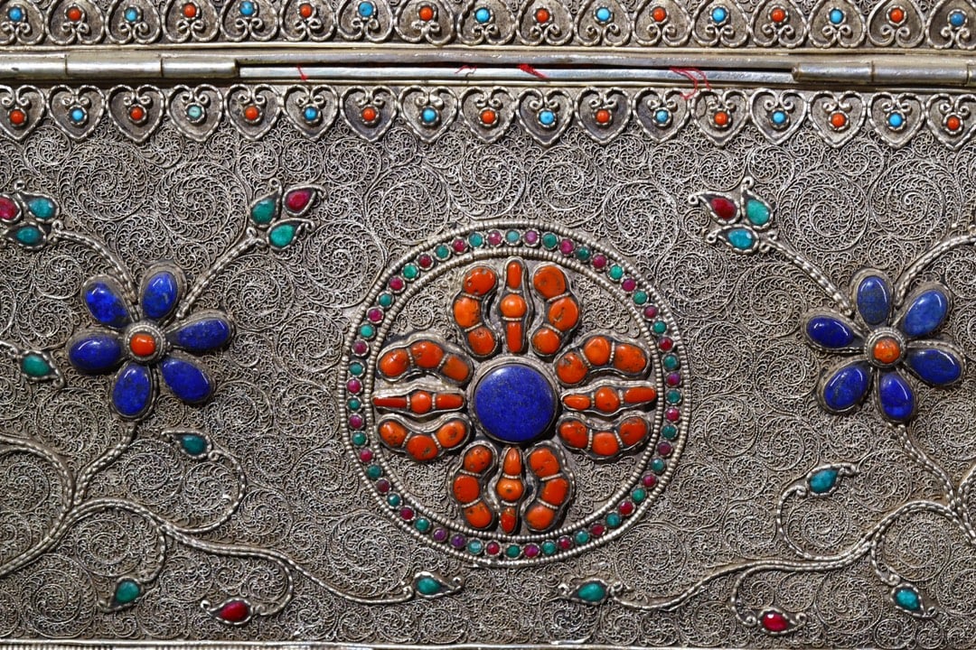 An Exquisite Silver Inlaid Gems Flower Pattern Box - 7