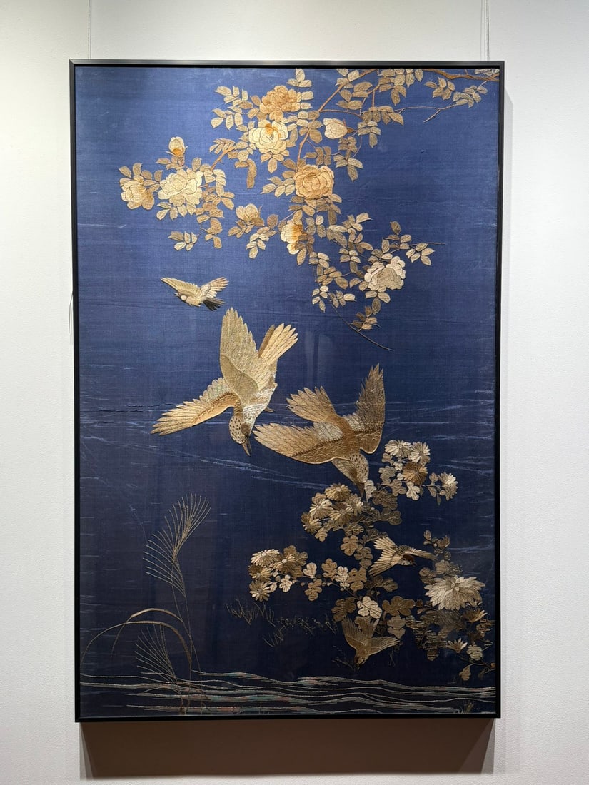 An Exquisite Kesi Flower and Bird Pattern Hanging Panel: An Exquisite Kesi Flower and Bird Pattern Hanging Panel the Republic of China Size:135cmx88cm (The Dimensions Of All Batches Are Manually Measured.If You Need More Detailed Information, Please