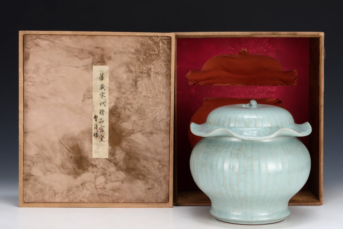 An Exquisite Guan yao Sky Blue Glazed Jar: An Exquisite Guan yao Sky Blue Glazed Jar Song Dynasty, China Size:21cmx21cm (The Dimensions Of All Batches Are Manually Measured.If You Need More Detailed Information, Please Contact Our Customer Ser