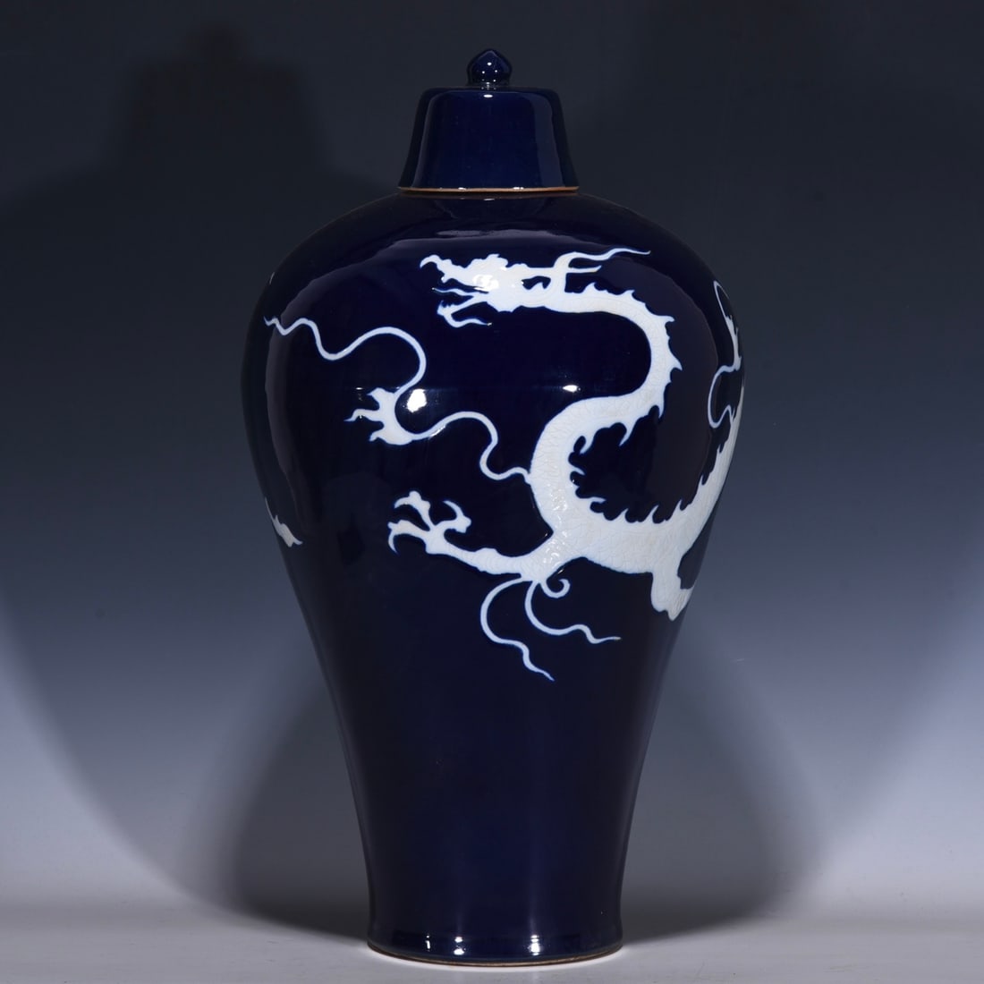 An Exquisite Ji Blue Glazed Dragon Pattern Vase: An Exquisite Ji Blue Glazed Dragon Pattern Vase Yuan Dynasty, China Size:47cmx26cm (The Dimensions Of All Batches Are Manually Measured.If You Need More Detailed Information, Please Contact Our