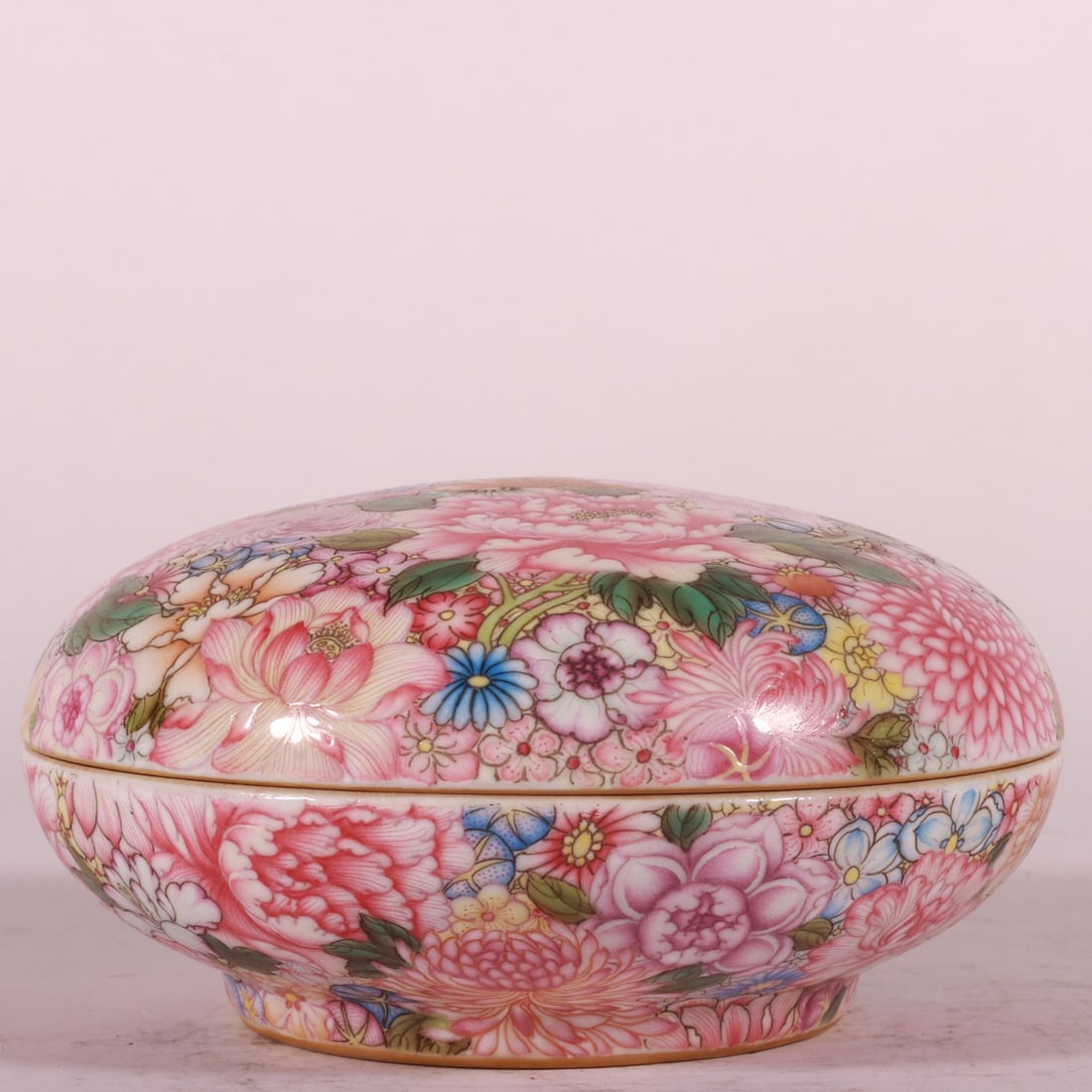 An Exquisite Famille-Rose Flower Pattern Box: An Exquisite Famille-Rose Flower Pattern Box Qing Dynasty, China Qianlong Four-character Mark Size:6cmx10.6cm (The Dimensions Of All Batches Are Manually Measured.If You Need More Detailed