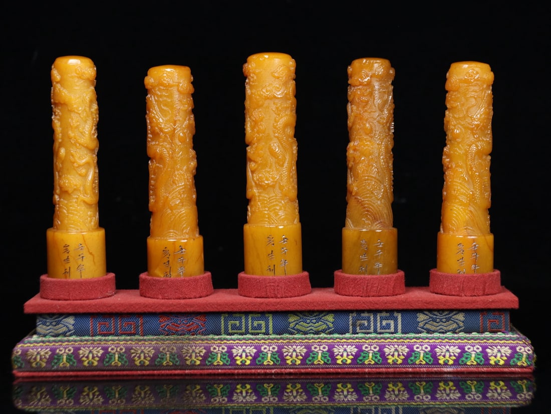 A Set of Fine Tianhuang Stone Dragon Pattern Seal: A Set of Fine Tianhuang Stone Dragon Pattern Seal Qing Dynasty, China Size:11.5cmx3cmx3cmx5 Weight:778g (The Dimensions Of All Batches Are Manually Measured.If You Need More Detailed Information,
