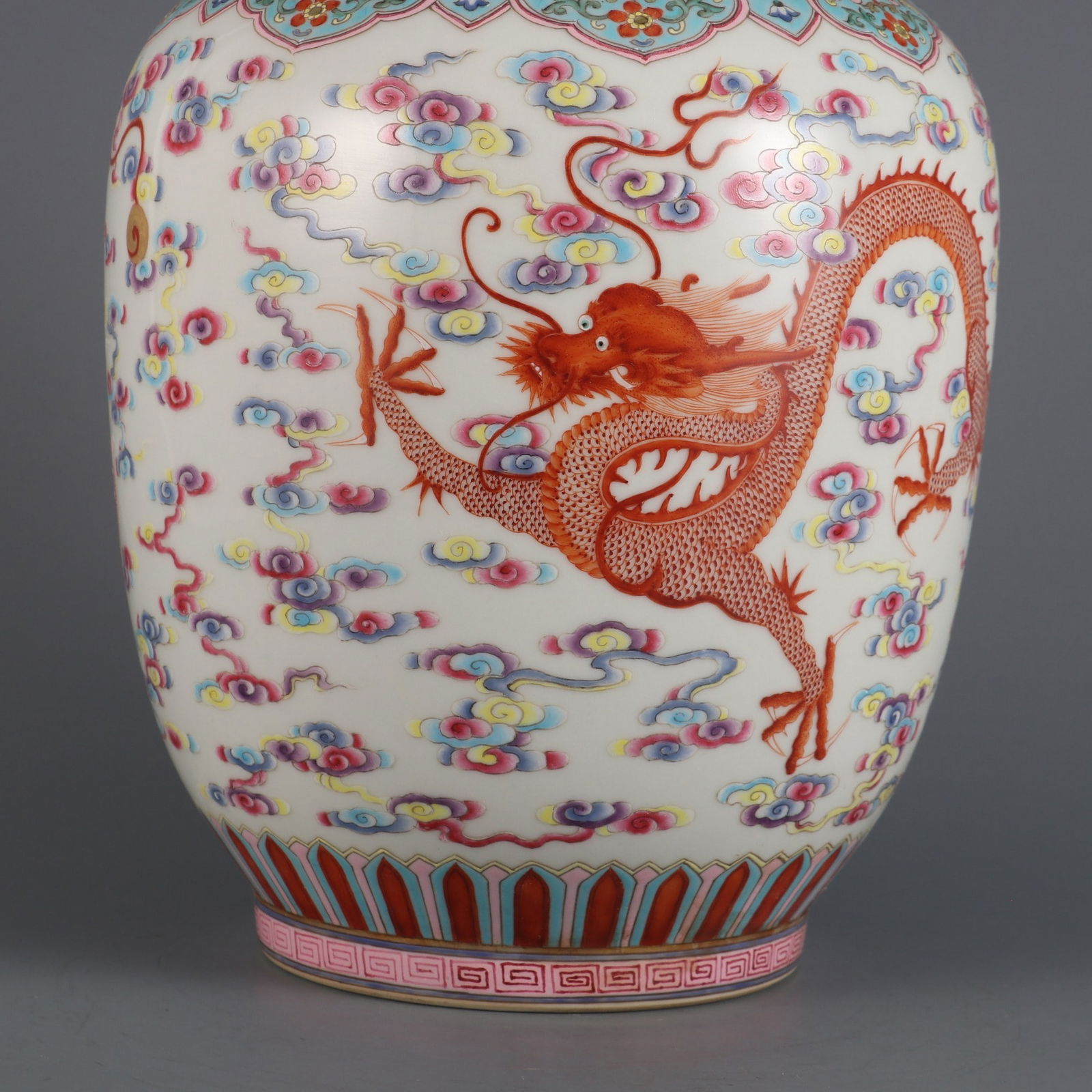An Exquisite Famille-Rose Lotus Pattern Dragon Pattern Vase - 5