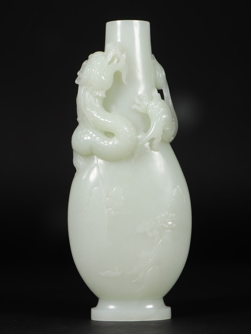 An Exquisite White Jade Dragon Pattern Vase: An Exquisite White Jade Dragon Pattern Vase Qing Dynasty, China Size:7.4cmx5.1cmx18cm Weight:330g (The Dimensions Of All Batches Are Manually Measured.If You Need More Detailed Information, Please