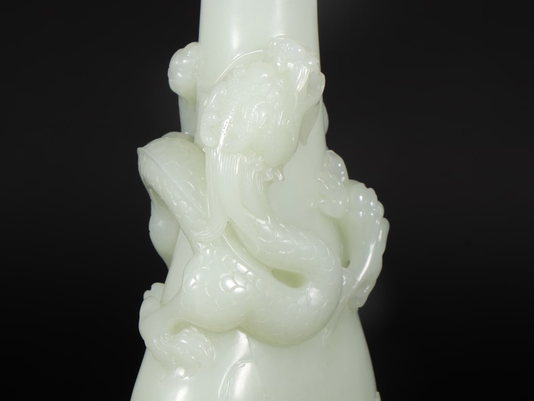 An Exquisite White Jade Dragon Pattern Vase - 5