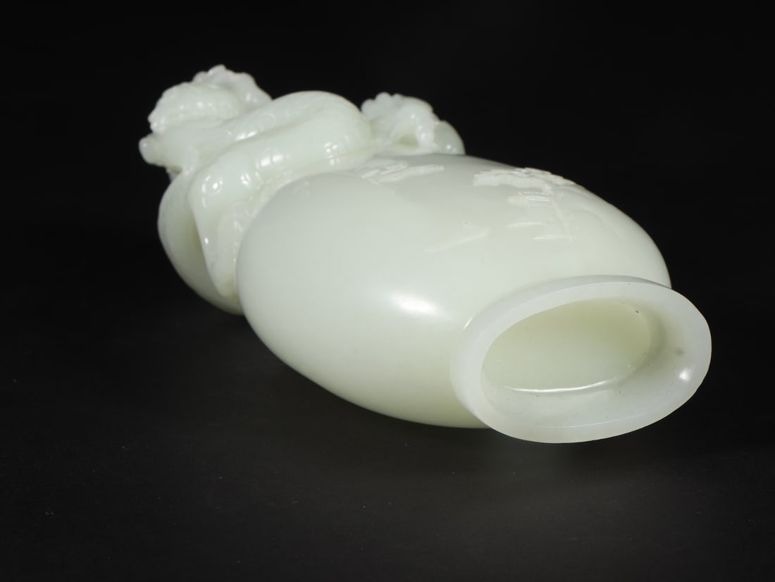 An Exquisite White Jade Dragon Pattern Vase - 9