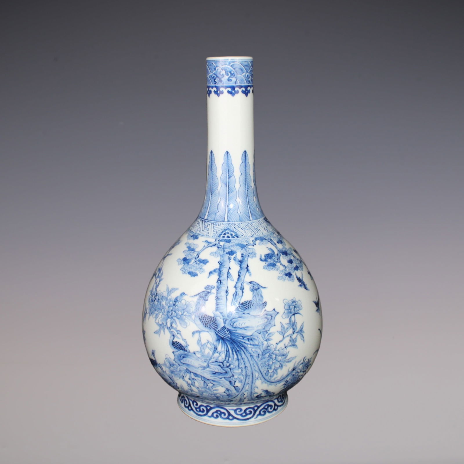 An Exquisite Blue and White Flower and Bird Pattern Seawater Pattern Vase: An Exquisite Blue and White Flower and Bird Pattern Seawater Pattern Vase Qing Dynasty, China Qianlong Six-character Mark Size:38cmx13cm (The Dimensions Of All Batches Are Manually Measured.If You