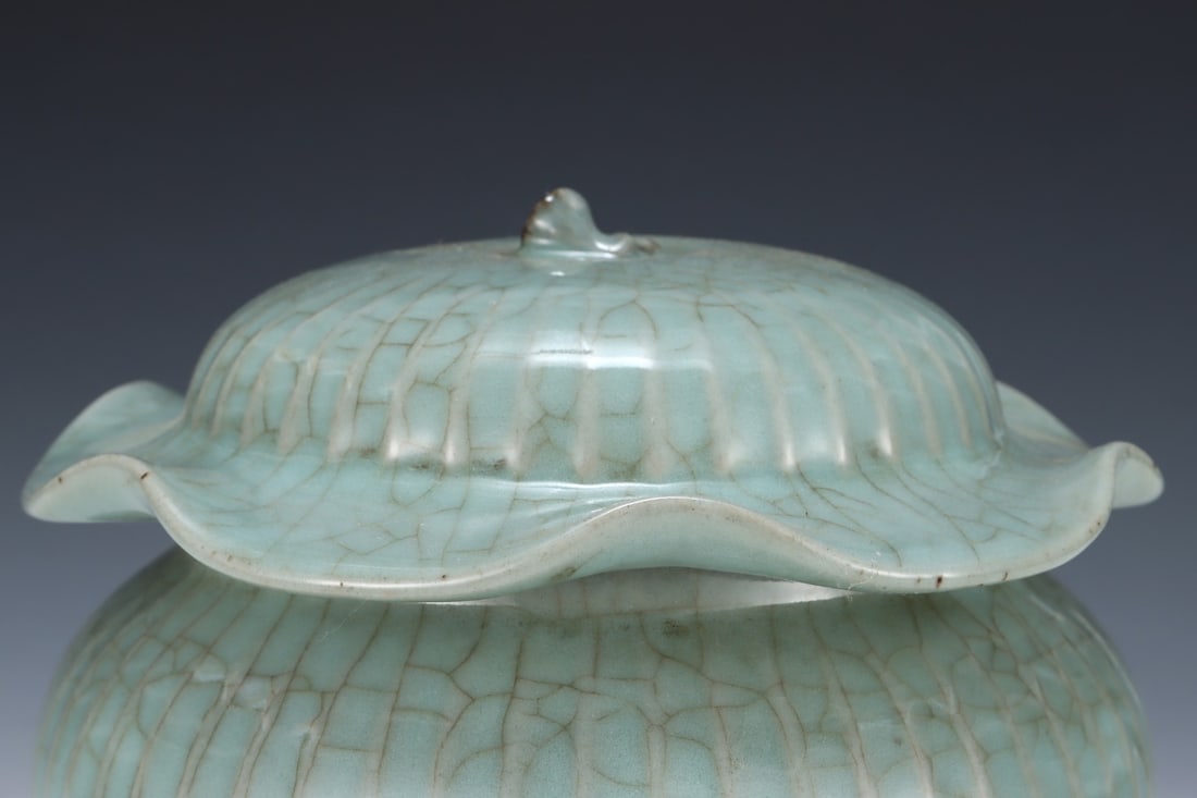 An Exquisite Guan yao Jar - 5