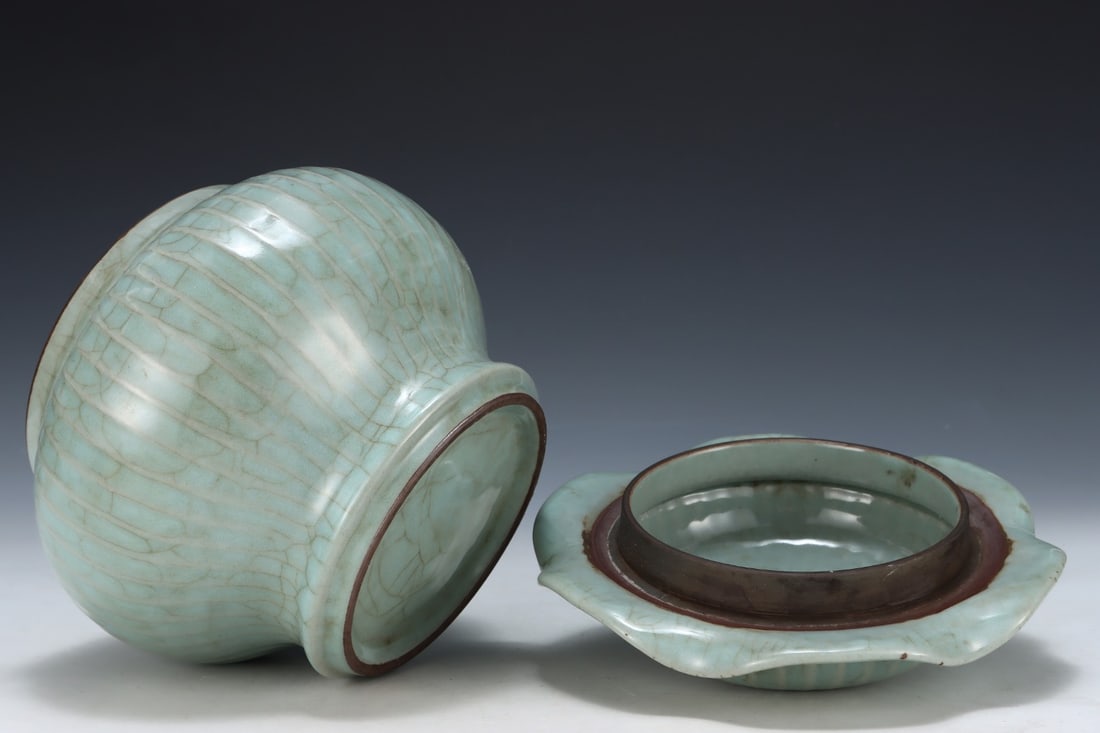 An Exquisite Guan yao Jar - 8