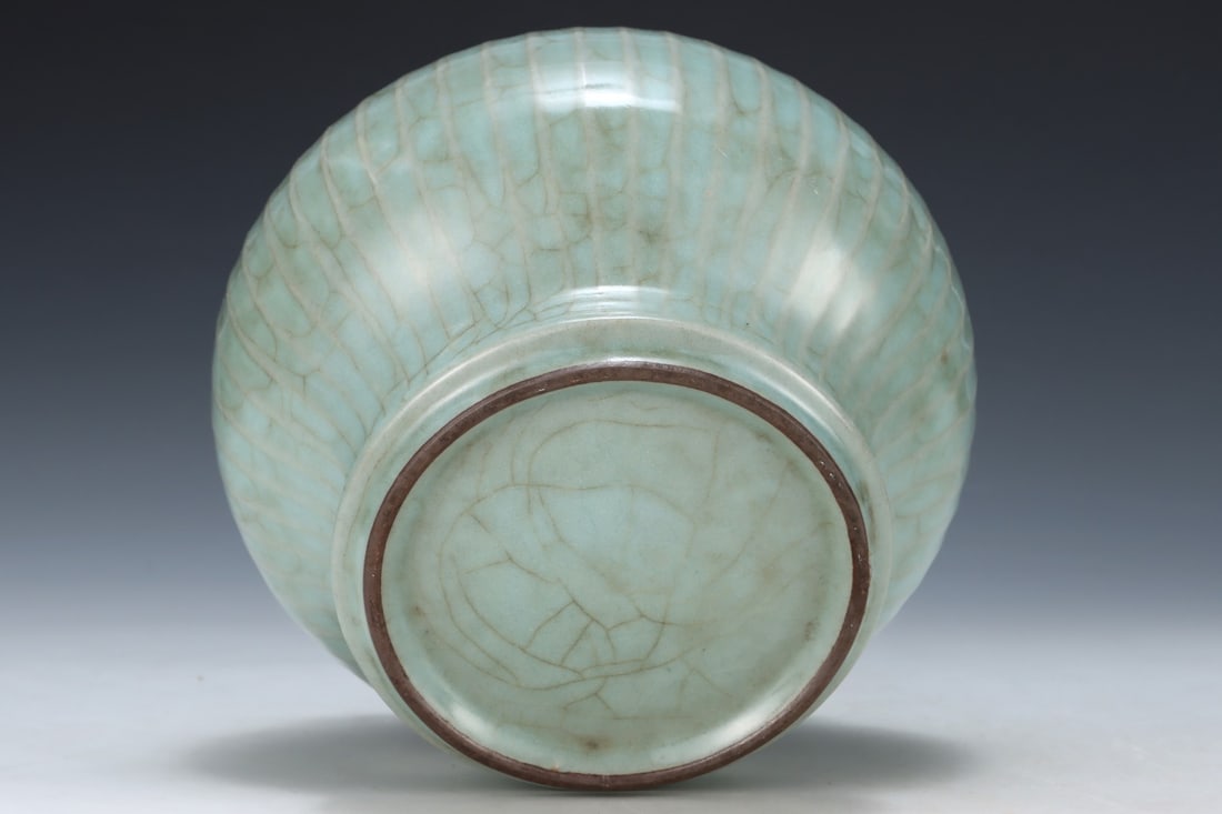 An Exquisite Guan yao Jar - 9
