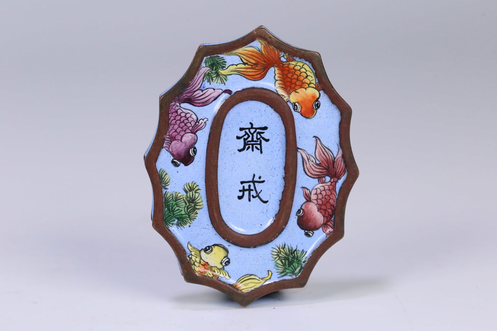 An Exquisite Cloisonne Fish and Lotus Pattern Brand: An Exquisite Cloisonne Fish and Lotus Pattern Brand Qing Dynasty, China Size:6.5cmx5cmx0.8cm Weight:87.5g (The Dimensions Of All Batches Are Manually Measured.If You Need More Detailed Information,