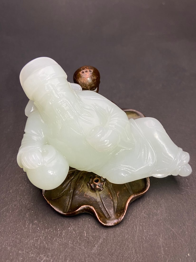 An Exquisite White Jade Figure Ornament: An Exquisite White Jade Figure Ornament Ming Dynasty, China Size:81.7mmx47mmx40.7mm Weight:136g (The Dimensions Of All Batches Are Manually Measured.If You Need More Detailed Information, Please