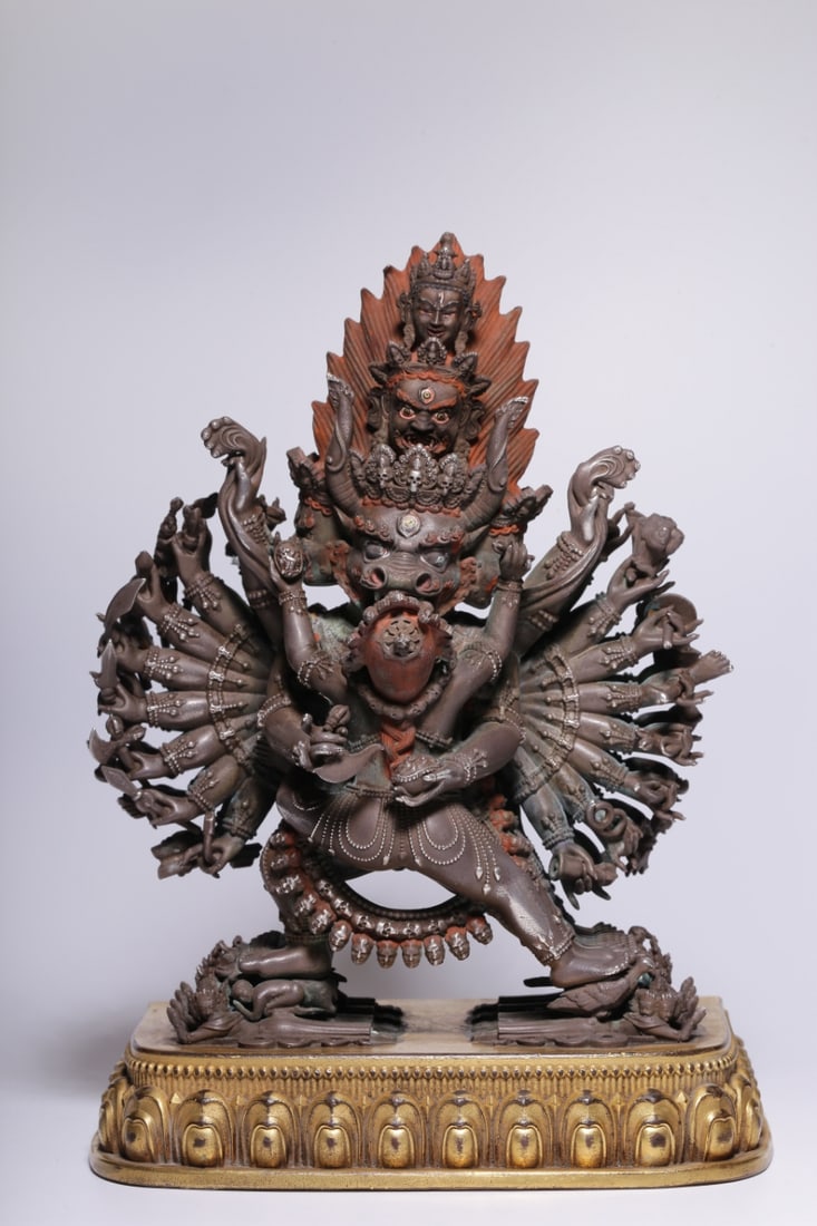 An Exquisite Gilt Bronze Statue of Yamantaka: An Exquisite Gilt Bronze Statue of Yamantaka Qing Dynasty, China Size:21cmx15.3cmx9cm Weight:2465g (The Dimensions Of All Batches Are Manually Measured.If You Need More Detailed Information, Please