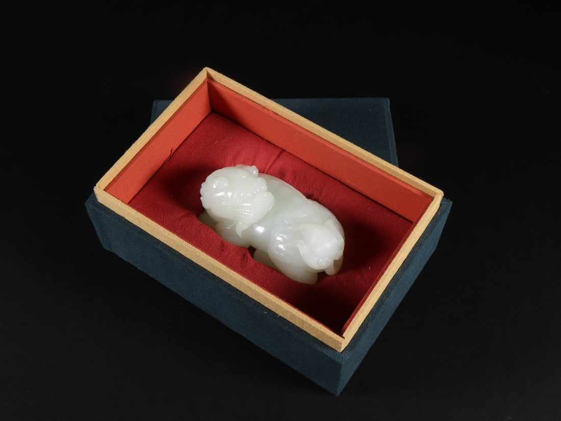 An Exquisite White Jade Lion Ornament: An Exquisite White Jade Lion Ornament Qing Dynasty, China Size:8.3cmx4.5cmx4.1cm Weight:240g (The Dimensions Of All Batches Are Manually Measured.If You Need More Detailed Information, Please