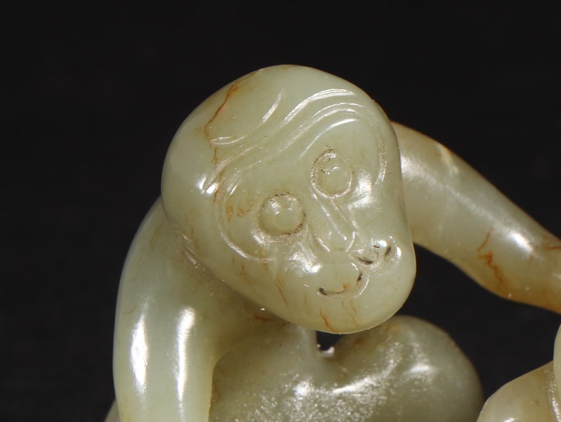 An Exquisite White Jade Monkey Ornament - 4