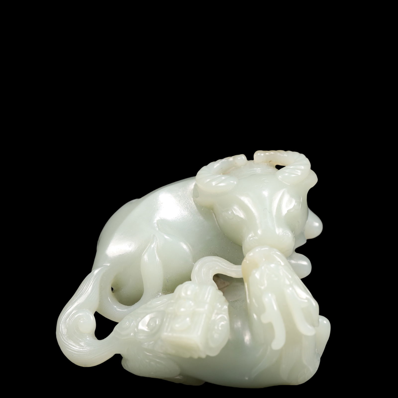 A Exquisite Greenish Jade Auspicious Beast Ornament: A Exquisite Greenish Jade Auspicious Beast Ornament Qing Dynasty, China Size:8cmx7cmx3.5cm Weight:200g (The Dimensions Of All Batches Are Manually Measured.If You Need More Detailed Information,