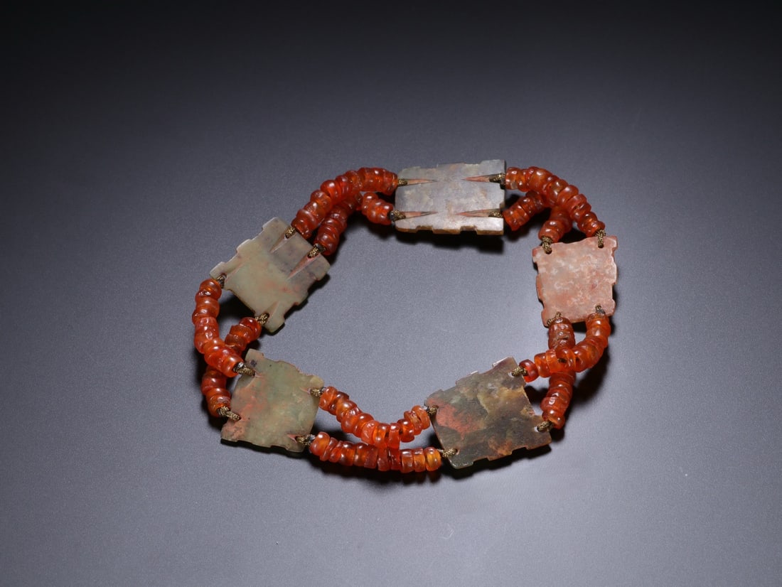 An Exquisite Agate Bracelets: An Exquisite Agate Bracelets Han Dynasty, China Size:2.1cm (The Dimensions Of All Batches Are Manually Measured.If You Need More Detailed Information, Please Contact Our Customer Service Before Biddin