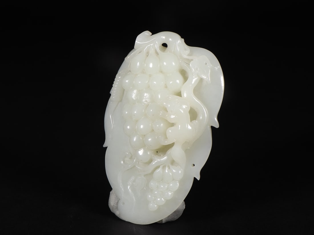 An Exquisite White Jade Squirrel and Grapes Pattern Ornament - 2