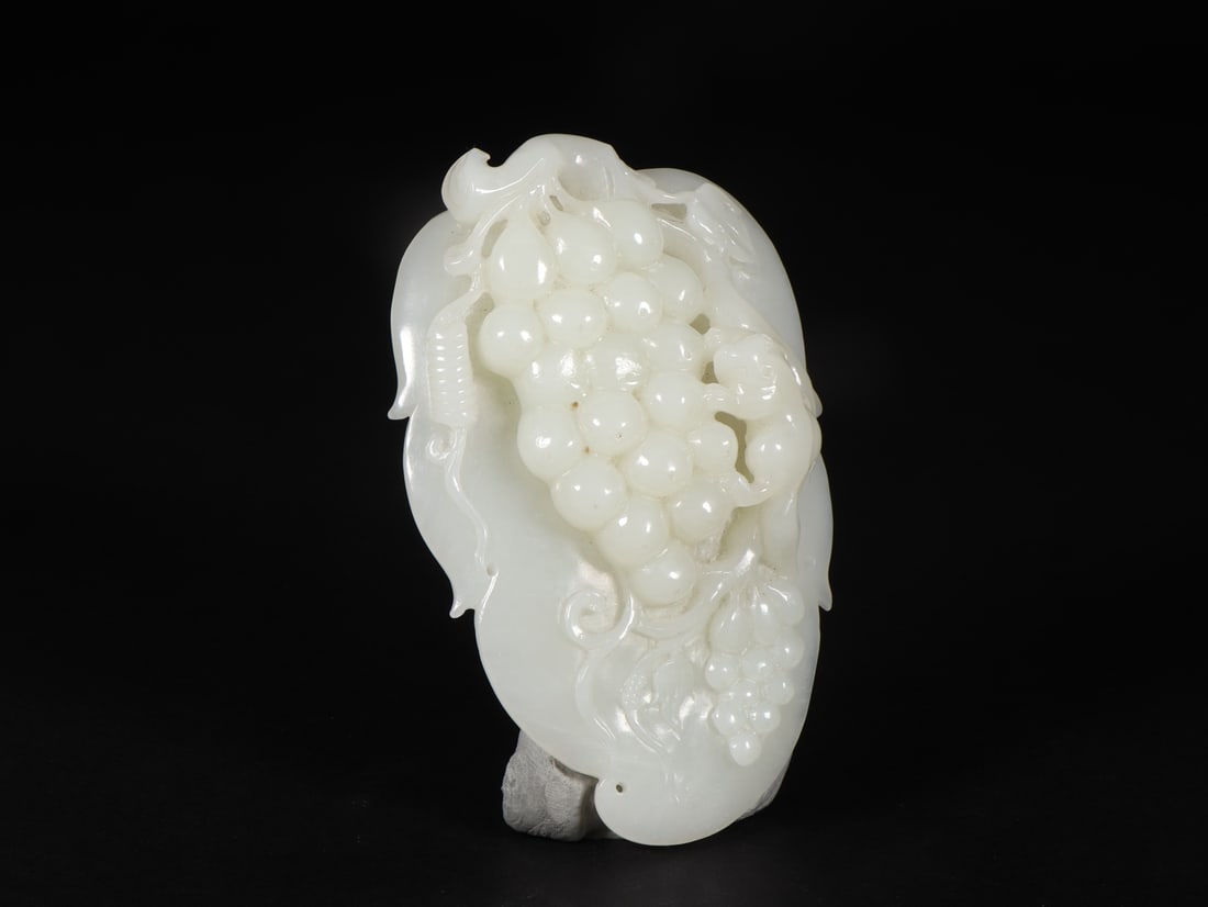 An Exquisite White Jade Squirrel and Grapes Pattern Ornament - 3