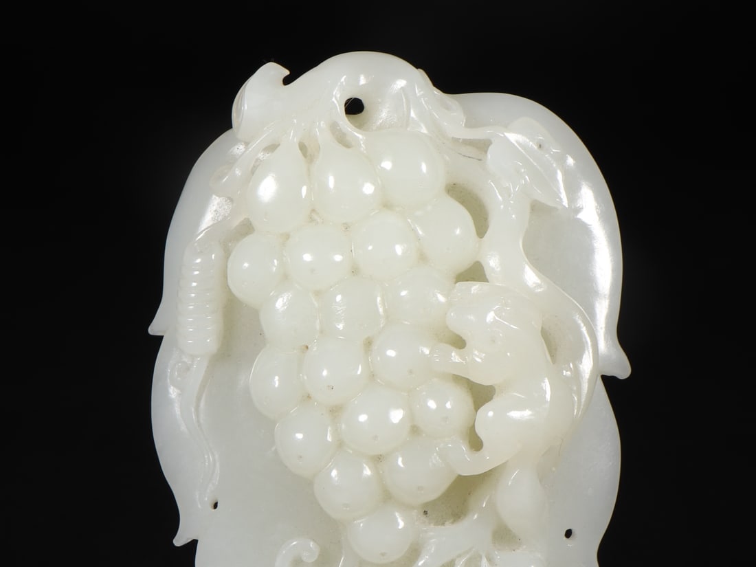 An Exquisite White Jade Squirrel and Grapes Pattern Ornament - 4