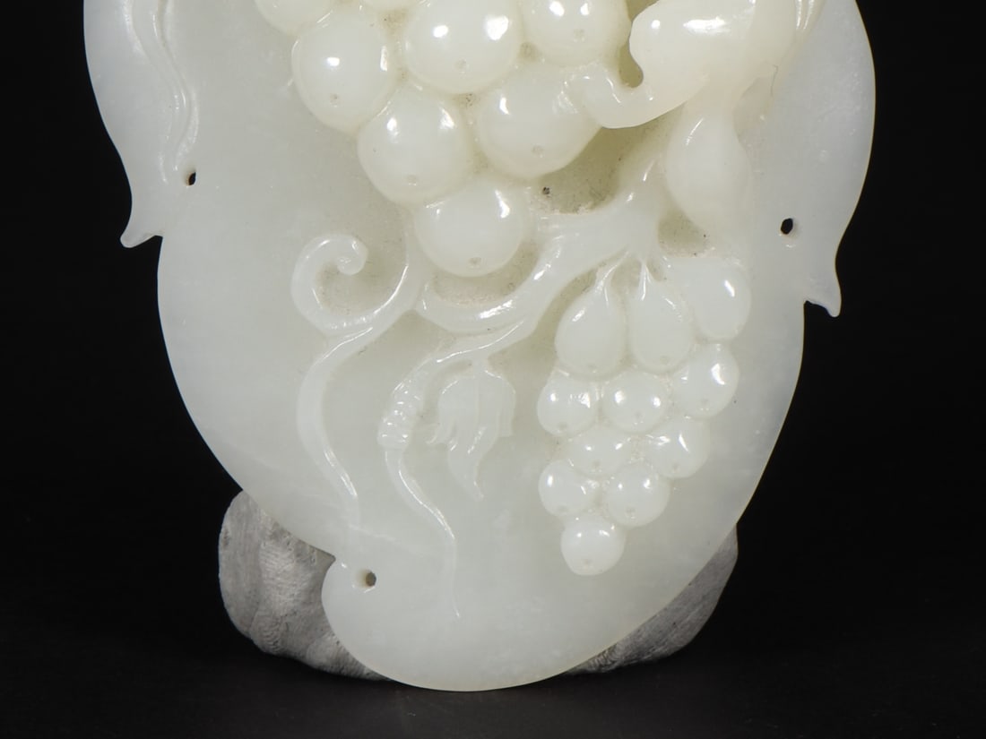 An Exquisite White Jade Squirrel and Grapes Pattern Ornament - 5