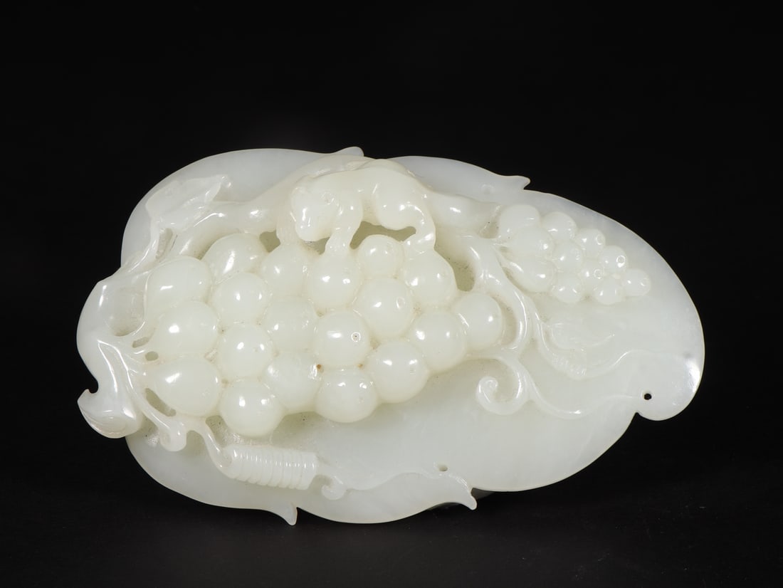 An Exquisite White Jade Squirrel and Grapes Pattern Ornament - 6
