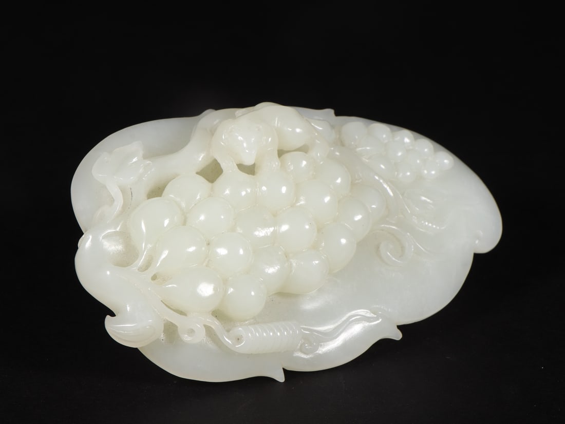 An Exquisite White Jade Squirrel and Grapes Pattern Ornament - 8