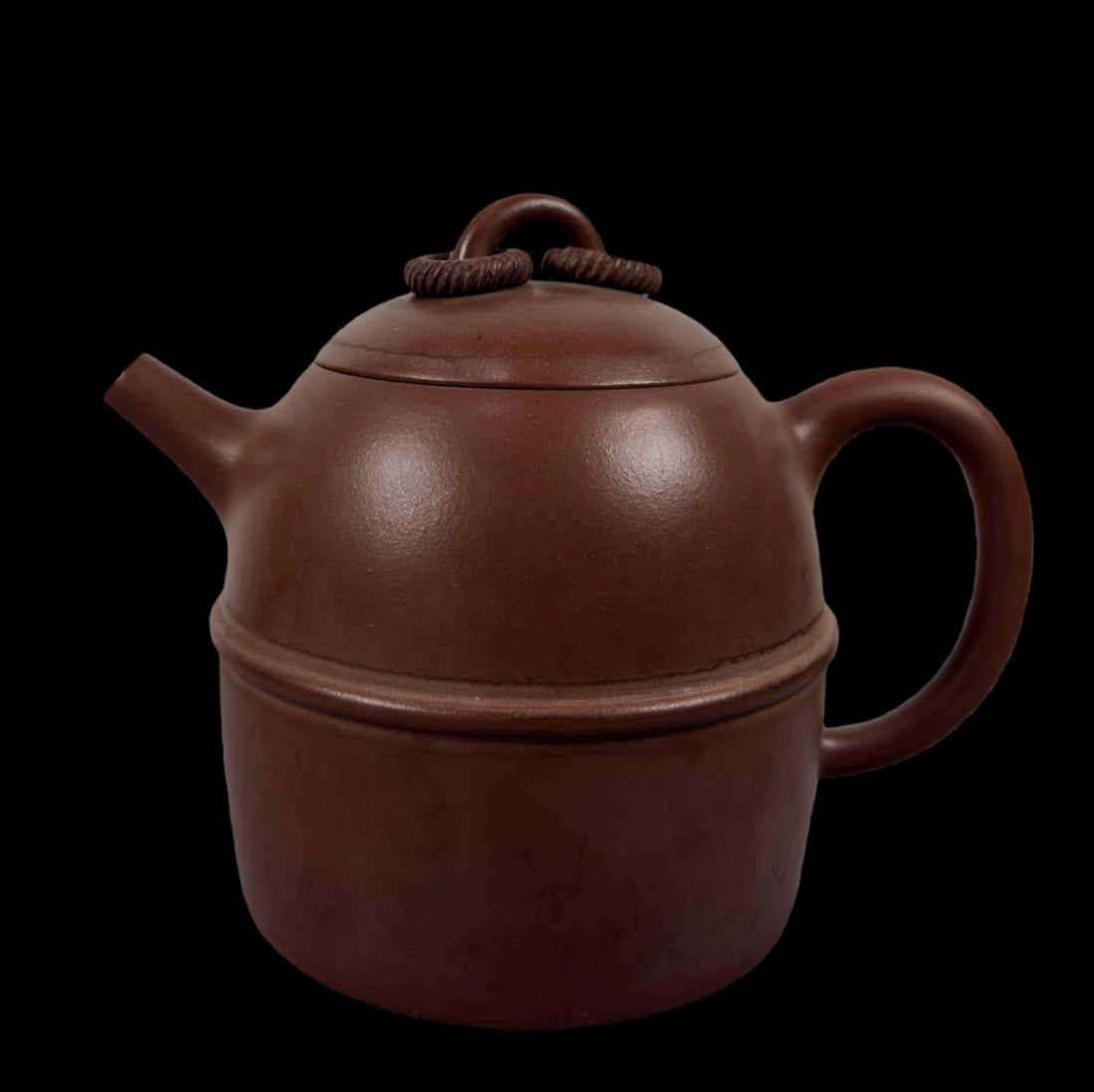 An Exquisite Purple Sands Teapot: An Exquisite Purple Sands Teapot Pei shi min Size:16cmx11.8cm (The Dimensions Of All Batches Are Manually Measured.If You Need More Detailed Information, Please Contact Our Customer Service Before