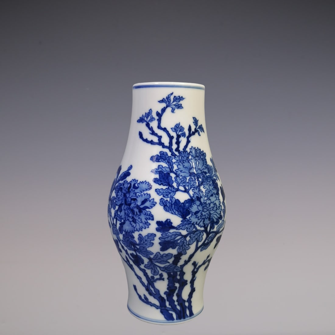 An Exquisite Blue and White Flower and Butterfly Pattern Vase: An Exquisite Blue and White Flower and Butterfly Pattern Vase Qing Dynasty, China Yongzheng Six-character Mark Size:24.7cmx13.2cm (The Dimensions Of All Batches Are Manually Measured.If You Need