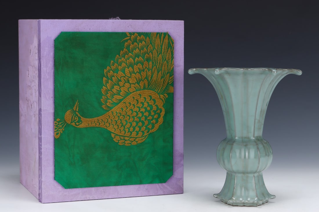 An Exquisite Guan yao Vase - 2