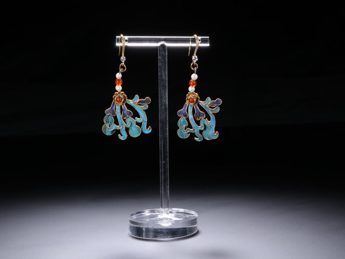 An Exquisite Gilt Bronze Inlaid Gems Earrings: An Exquisite Gilt Bronze Inlaid Gems Earrings Qing Dynasty, China Size:5.8cmx3.1cm (The Dimensions Of All Batches Are Manually Measured.If You Need More Detailed Information, Please Contact Our Custom