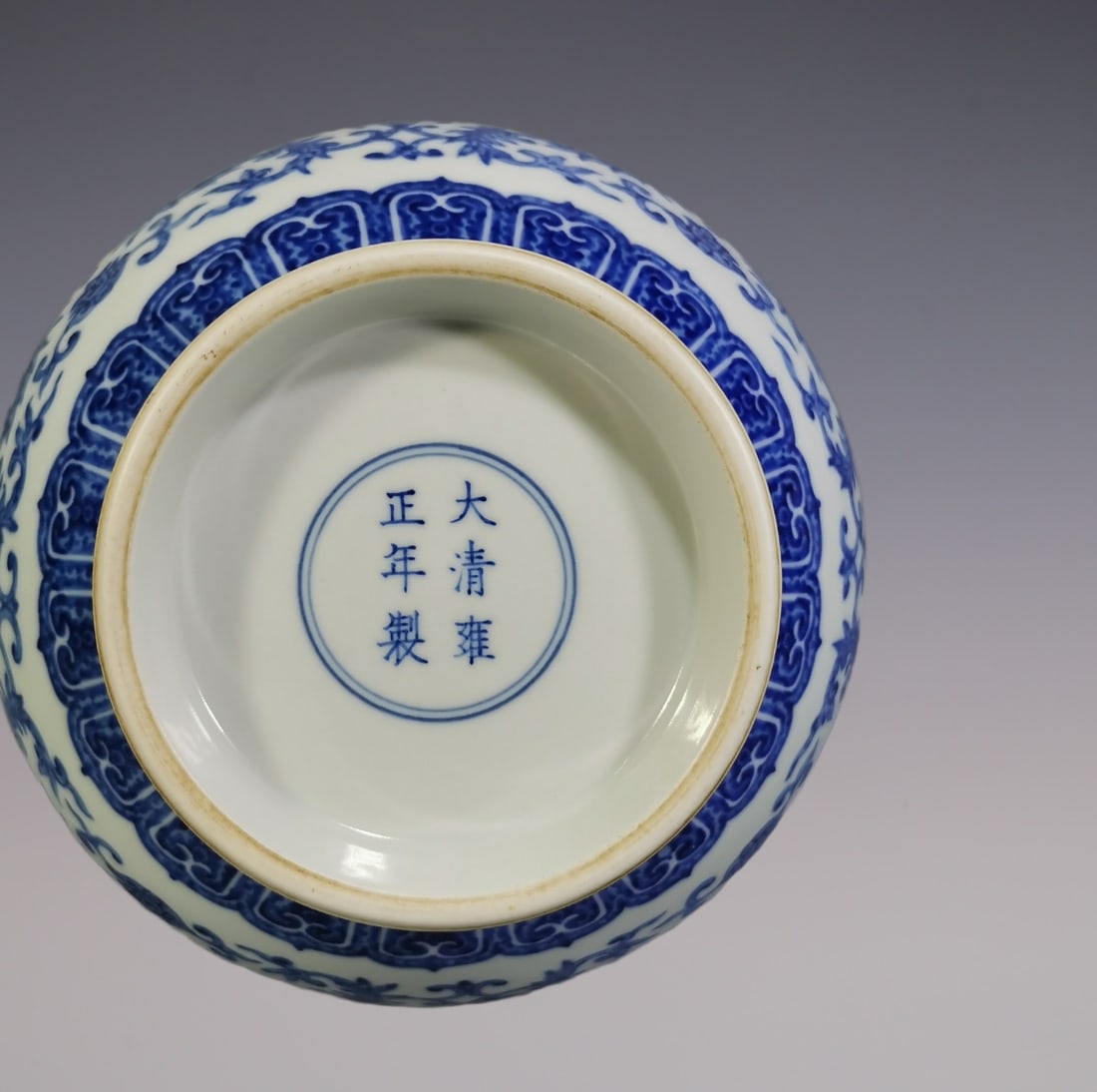 An Exquisite Blue and White Lotus Pattern Vase - 7