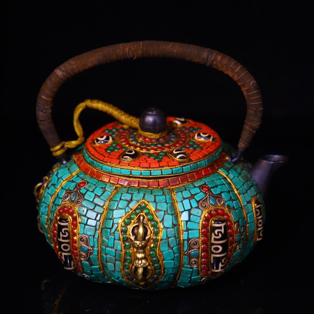 An Exquisite Iron Inlaid Gems Teapot: An Exquisite Iron Inlaid Gems Teapot Qing Dynasty, China Size:15cmx17cm Weight:2300g (The Dimensions Of All Batches Are Manually Measured.If You Need More Detailed Information, Please Contact Our