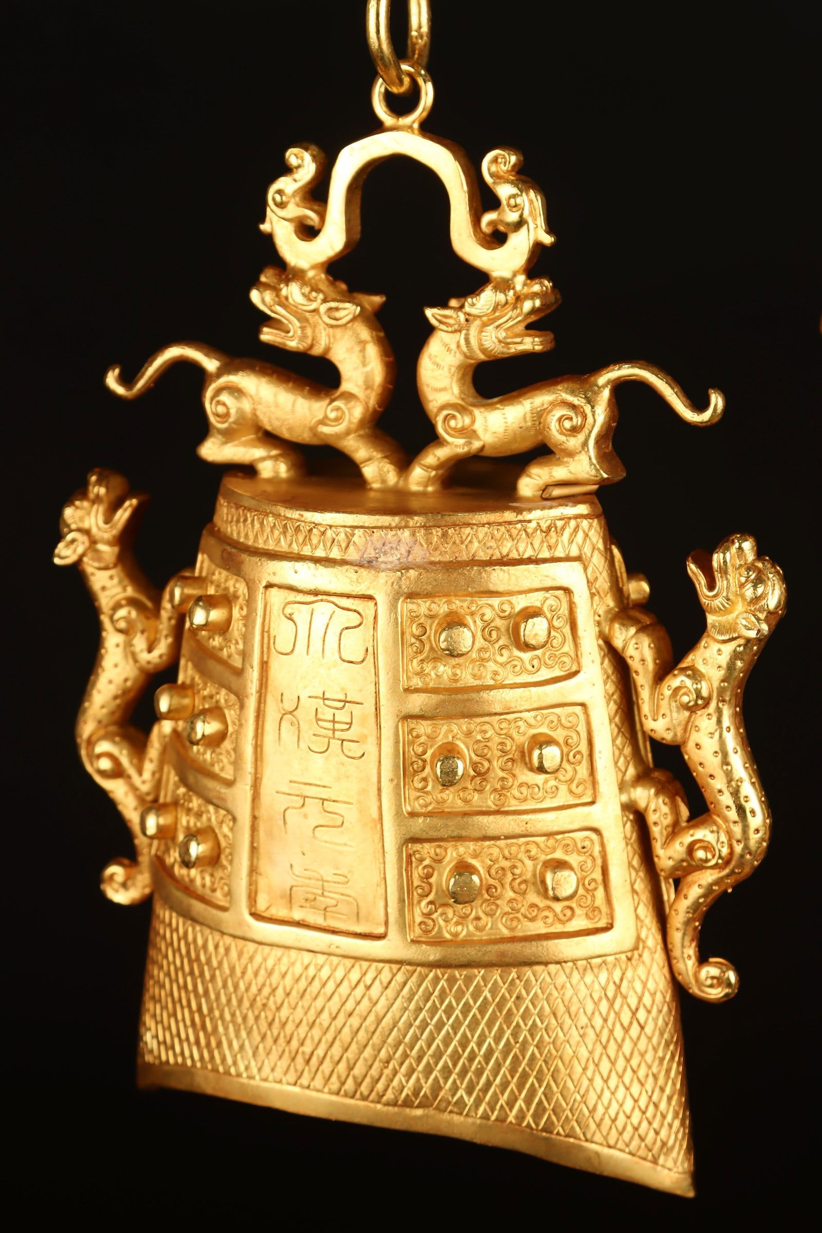 An Exquisite Gilt Bronze Dragon Pattern Ornament - 5