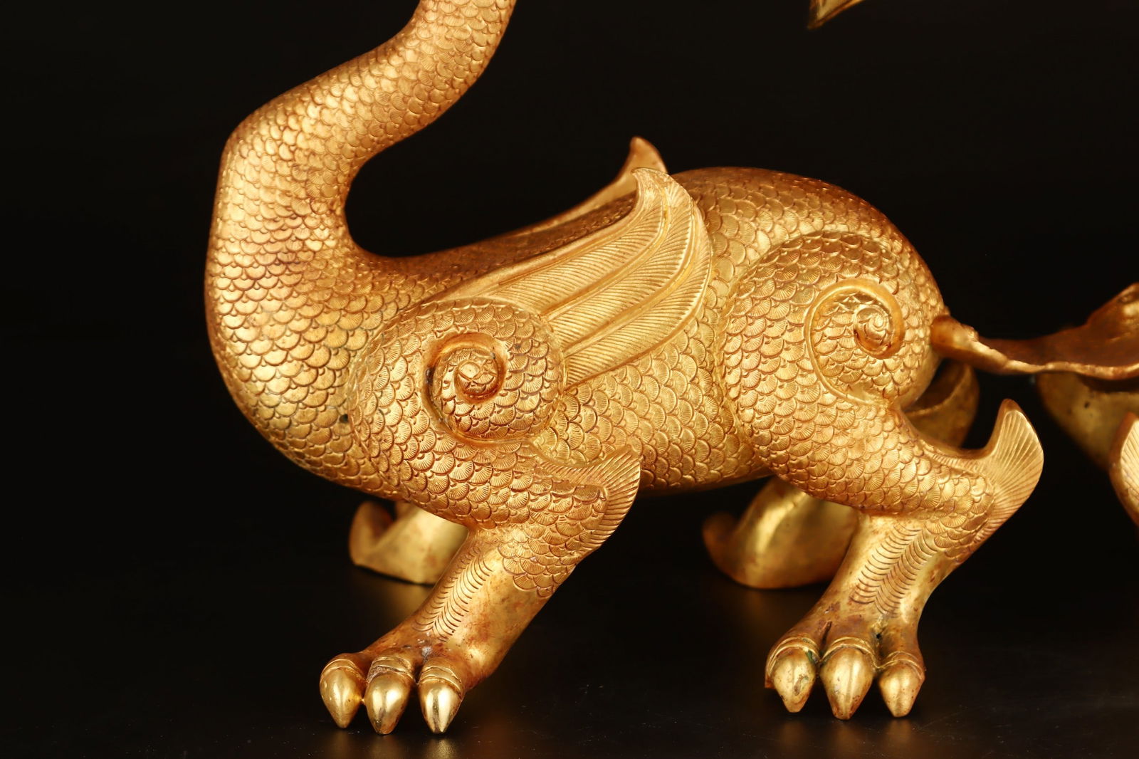 An Exquisite Gilt Bronze Dragon Pattern Ornament - 6
