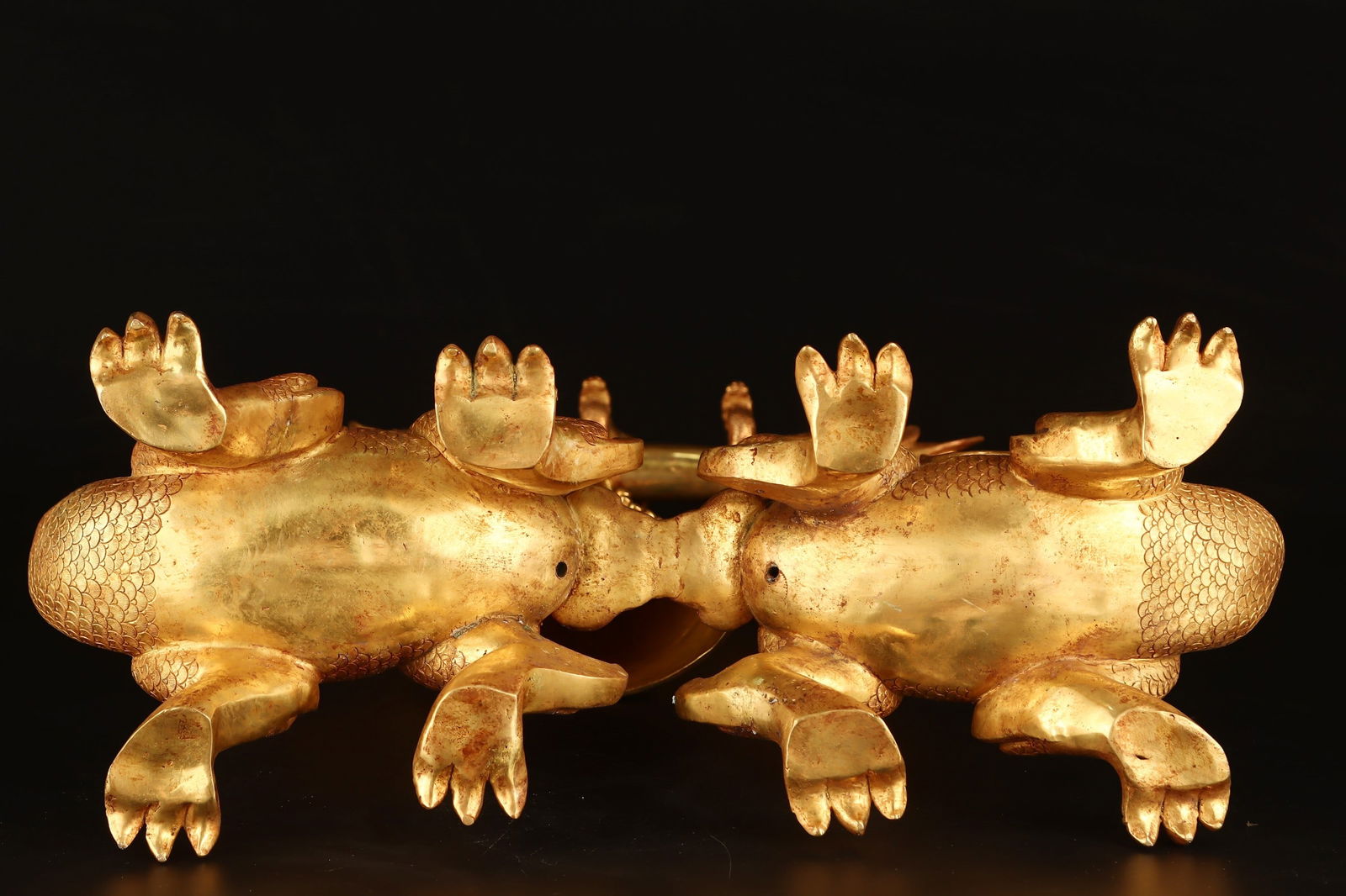 An Exquisite Gilt Bronze Dragon Pattern Ornament - 8