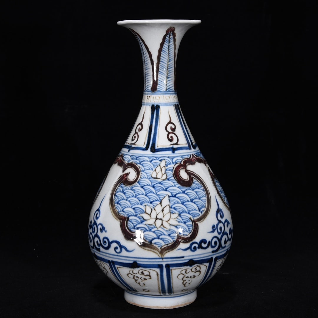 An Exquisite Blue and White Underglaze-Red Seawater Pattern Vase: An Exquisite Blue and White Underglaze-Red Seawater Pattern Vase Yuan Dynasty, China Size:28cmx14.5cm (The Dimensions Of All Batches Are Manually Measured.If You Need More Detailed Information,