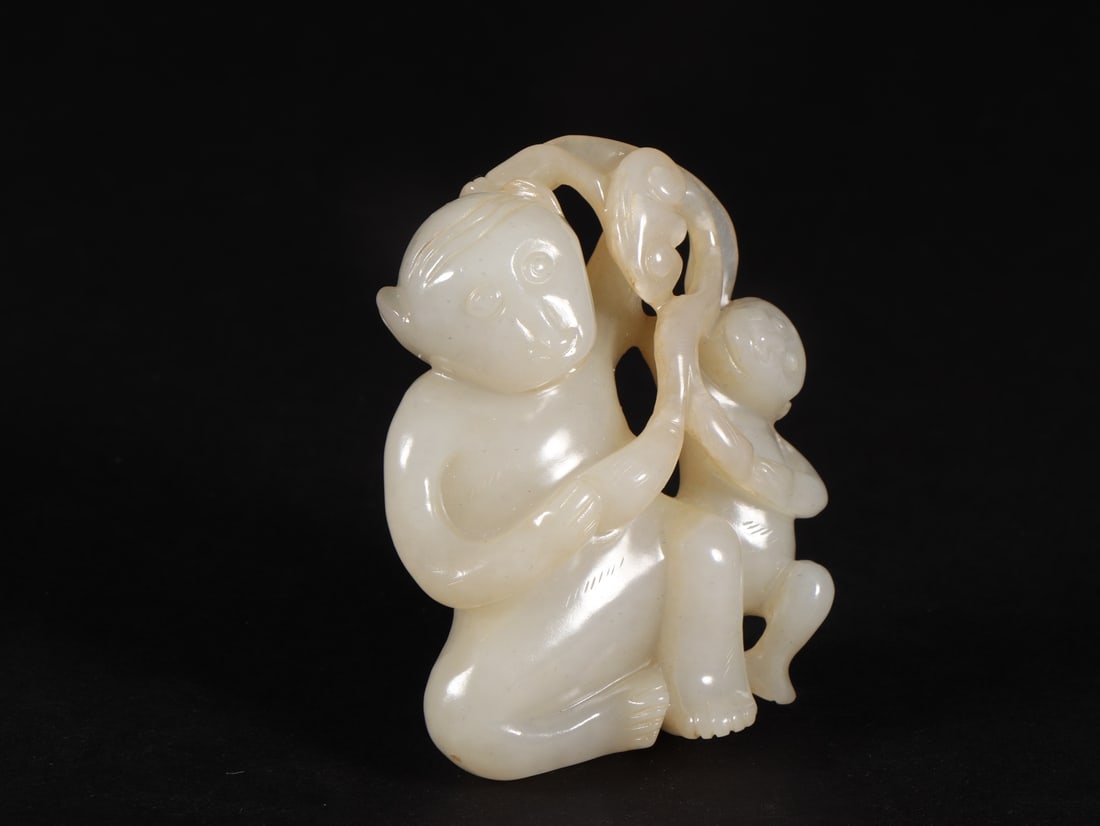 An Exquisite White Jade Monkey Ornament - 2
