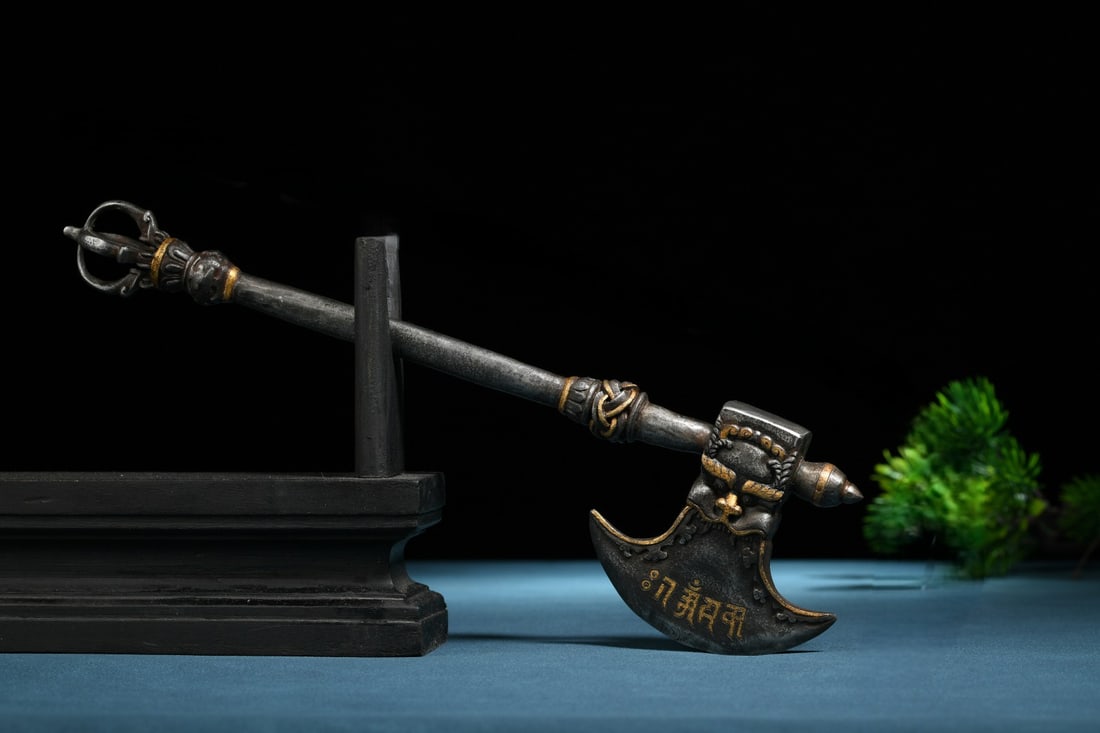 An Exquisite Iron Painted Gold Axe: An Exquisite Iron Painted Gold Axe Qing Dynasty, China Size:29cmx8cm (The Dimensions Of All Batches Are Manually Measured.If You Need More Detailed Information, Please Contact Our Customer Service