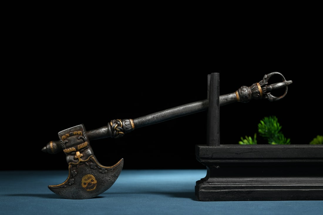 An Exquisite Iron Painted Gold Axe - 3