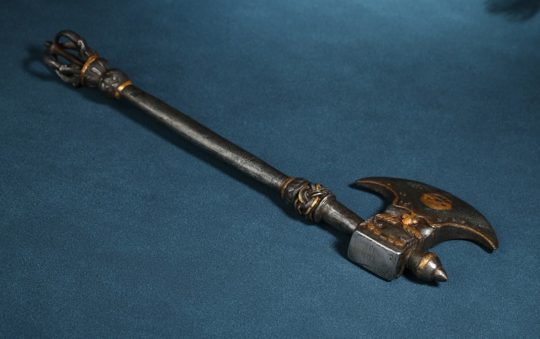 An Exquisite Iron Painted Gold Axe - 7