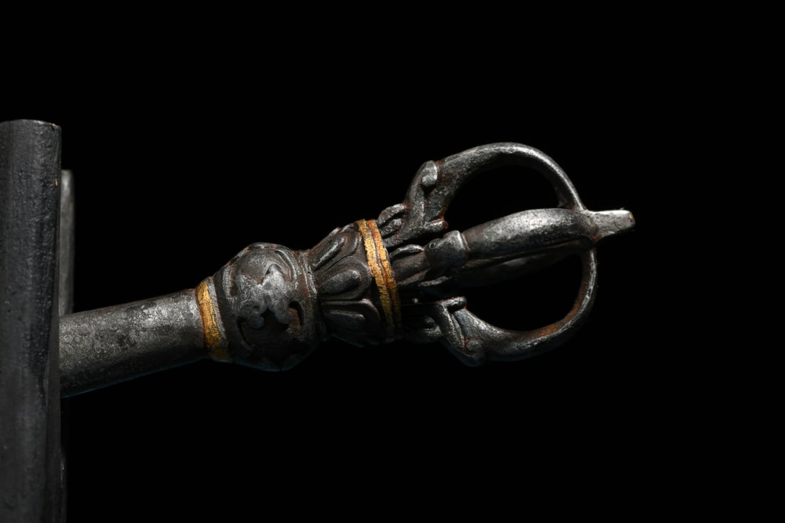 An Exquisite Iron Painted Gold Axe - 9