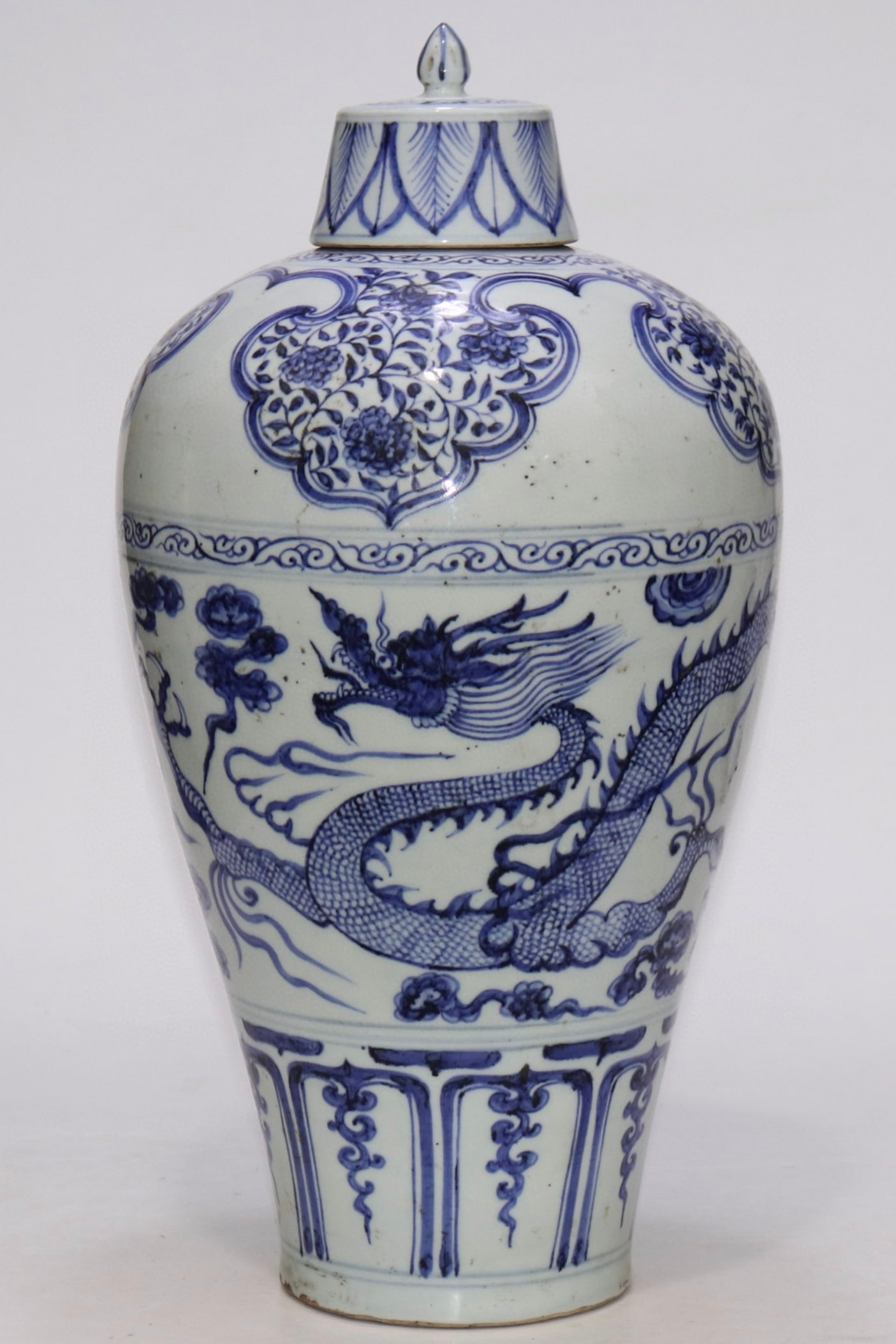 An Exquisite Blue and White Flower Pattern Dragon Pattern Vase: An Exquisite Blue and White Flower Pattern Dragon Pattern Vase Yuan Dynasty, China Size:44.5cm (The Dimensions Of All Batches Are Manually Measured.If You Need More Detailed Information, Please Contac
