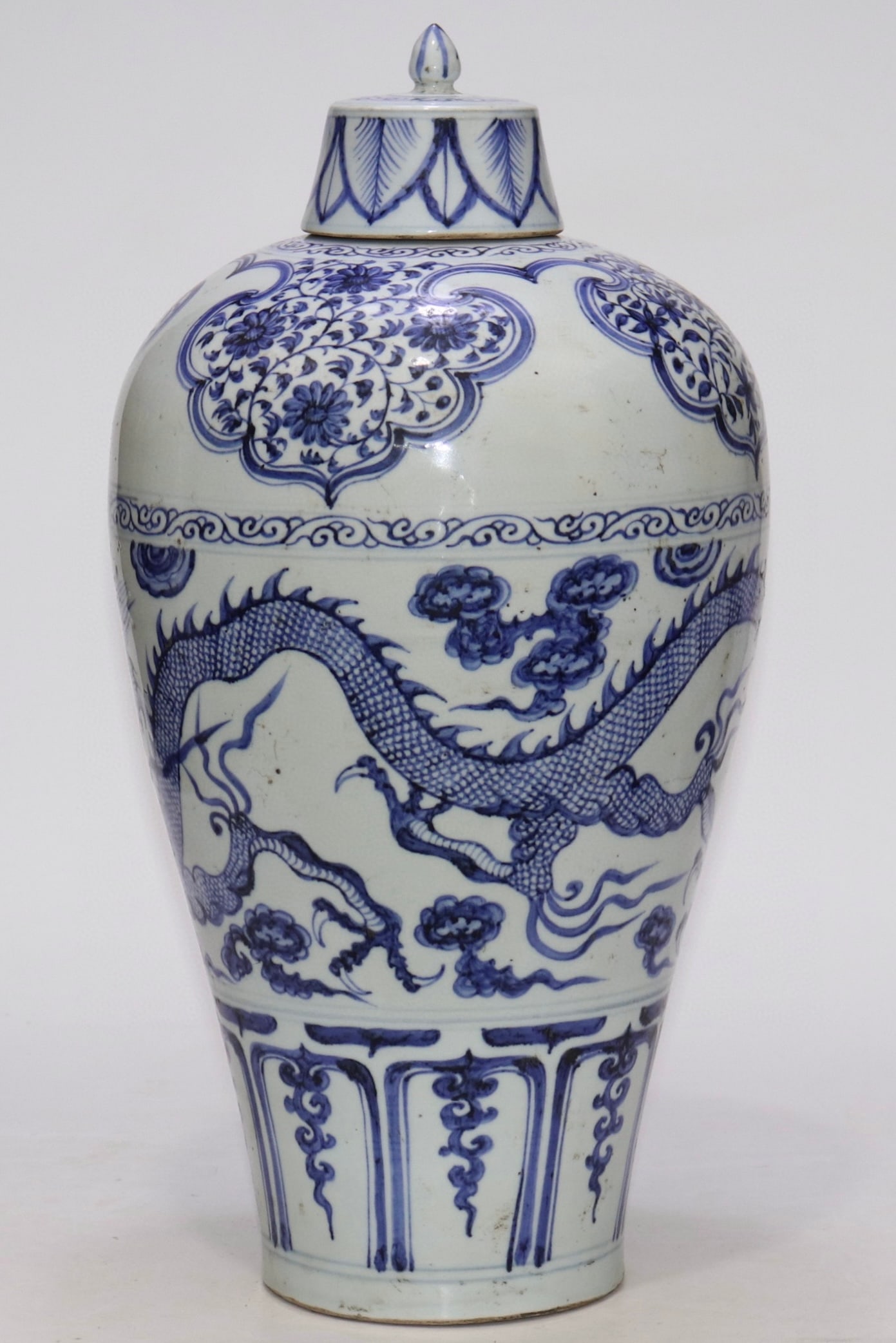 An Exquisite Blue and White Flower Pattern Dragon Pattern Vase - 2