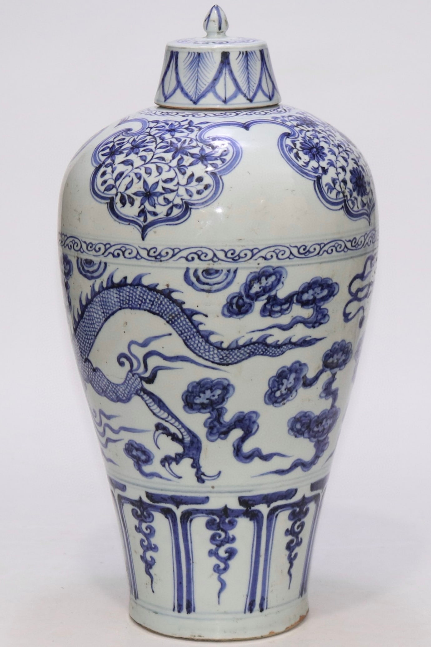 An Exquisite Blue and White Flower Pattern Dragon Pattern Vase - 3