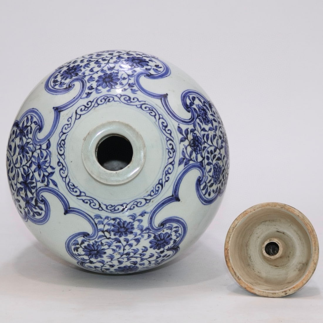 An Exquisite Blue and White Flower Pattern Dragon Pattern Vase - 6