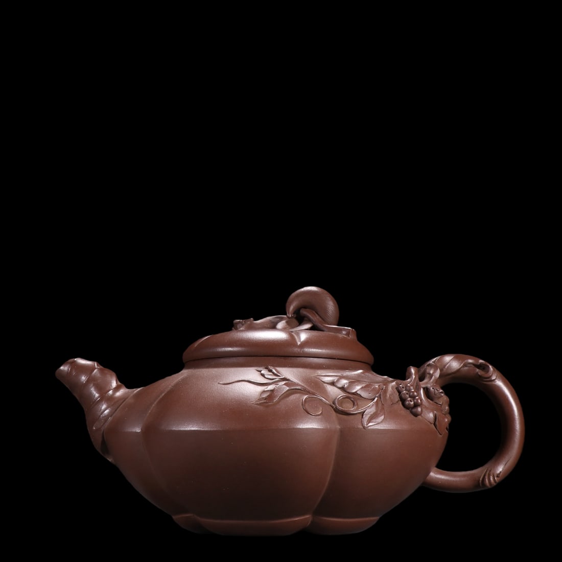 An Exquisite Purple Sands Grapes Pattern Teapot: An Exquisite Purple Sands Grapes Pattern Teapot Xie man lun Size:11cmx19cm (The Dimensions Of All Batches Are Manually Measured.If You Need More Detailed Information, Please Contact Our Customer Servi
