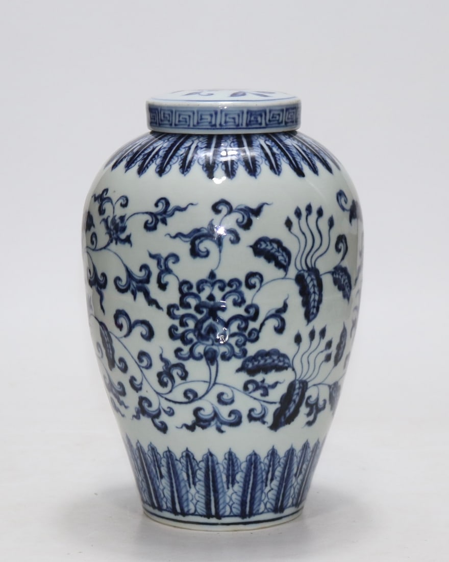 An Exquisite Blue and White Lotus Pattern Vase - 2