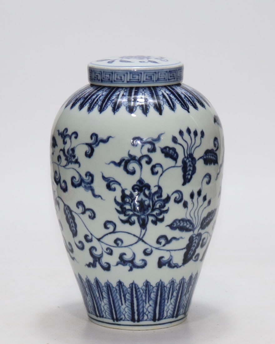 An Exquisite Blue and White Lotus Pattern Vase - 4